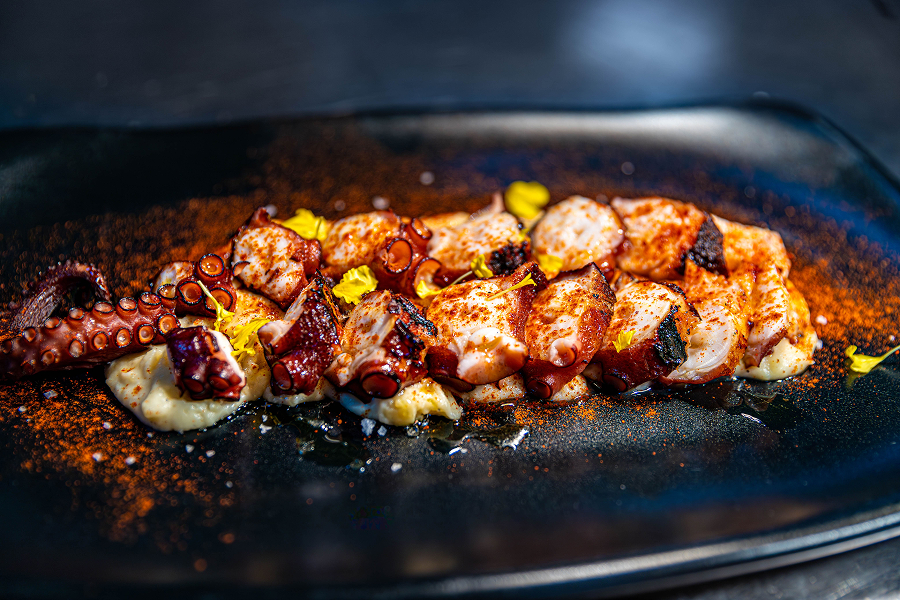 Nuevos platos de la carta de Verano 2025 abq restaurante situado en Loja Granada - Pulpo a la gallega