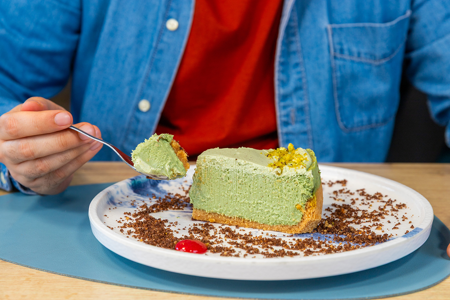 Nuevos platos de la carta de Verano 2025 abq restaurante situado en Loja Granada - tarta de queso de pistacho