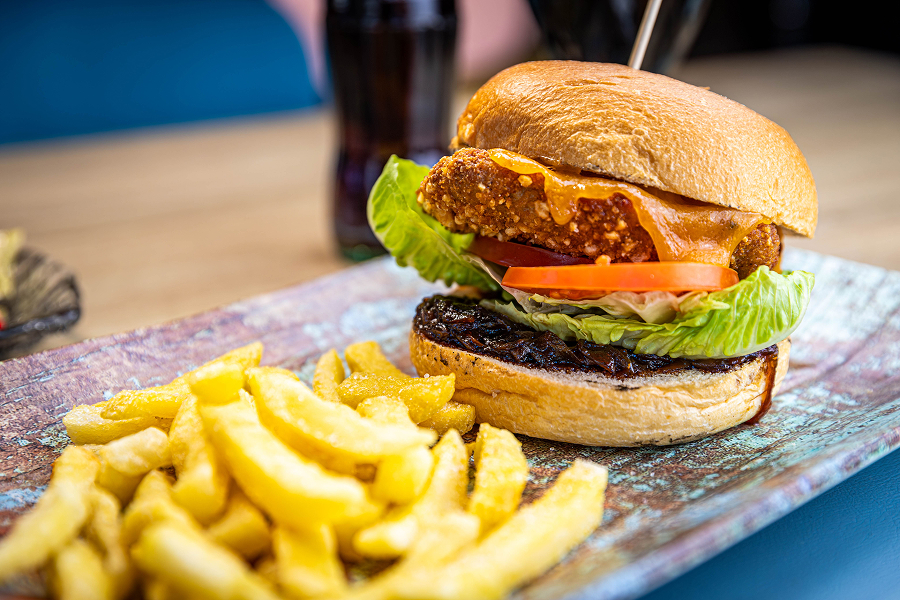 Nuevos platos de la carta de Verano 2025 abq restaurante situado en Loja Granada - hamburguesa de pollo