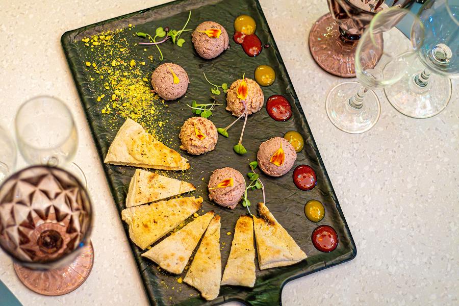 Nuevos platos de la carta de Verano 2025 abq restaurante situado en Loja Granada - tabla de pates